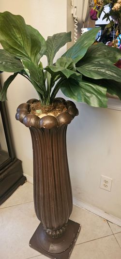 I Have a beautiful artificial green plant for sale it's in good condition