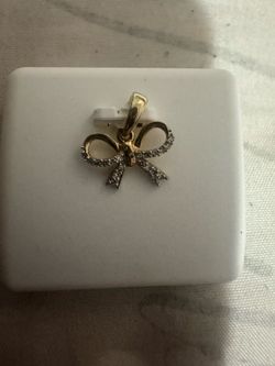 Dije de moño diamantes
