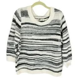 Mid-length sleeve T-shirt