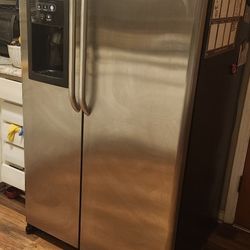 Refrigerator 