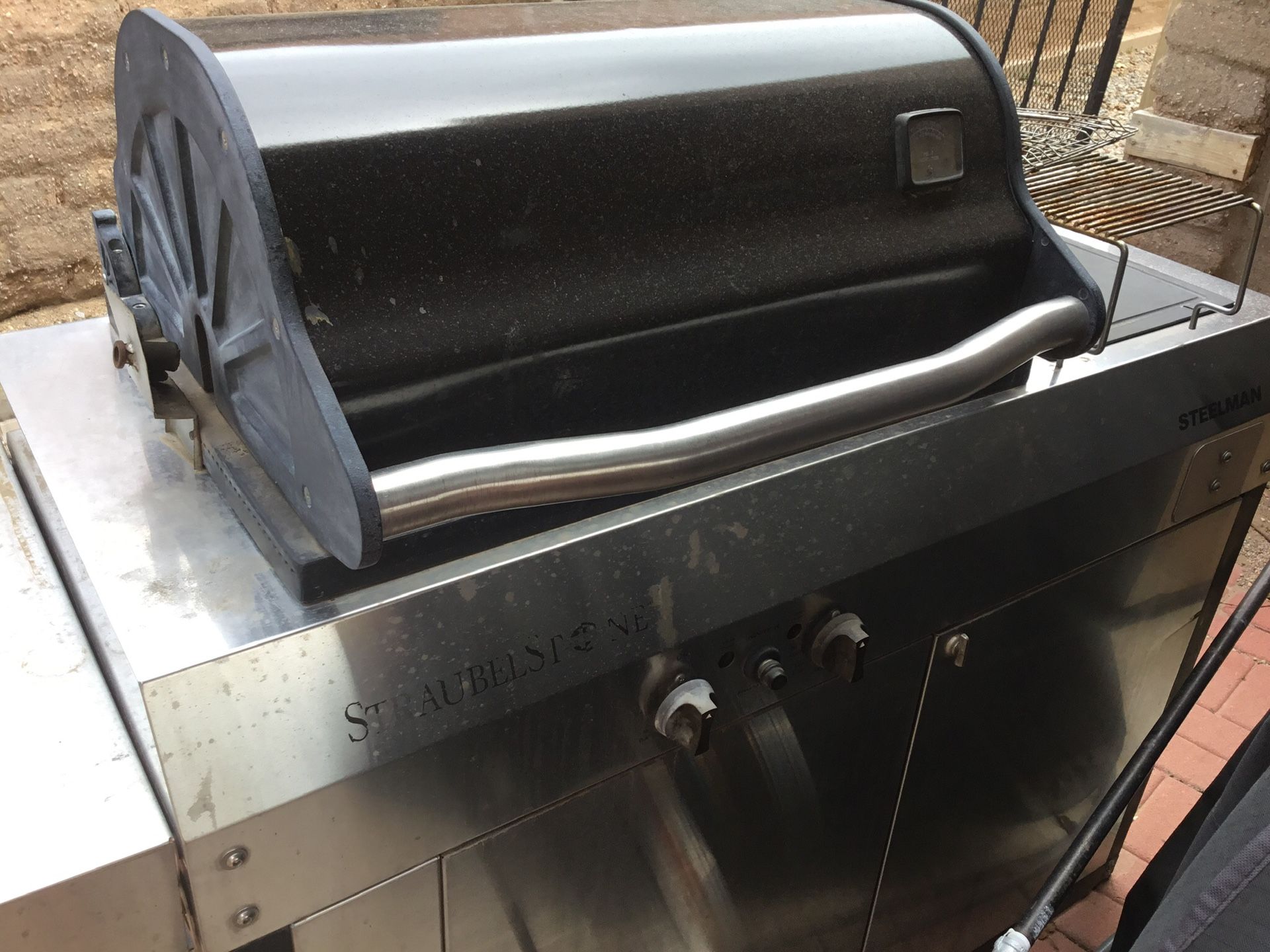 Straubelstone BBQ Grill