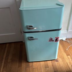 Insignia Mini Fridge 3.1 Cu Ft 