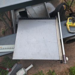 18 inch Metal base paper/ board cutter/trimmer, has roller blade,hard to find item, USA MADE