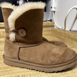 UGG Unisex-Child T Bailey Button Ii Fashion Boot Size 6 Big Kid