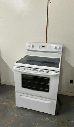 White Electric Stove in Good Condition with Glass Top