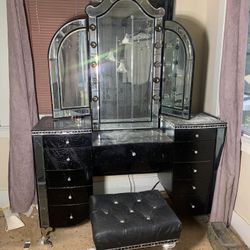 Used makeup Vanity And Chair