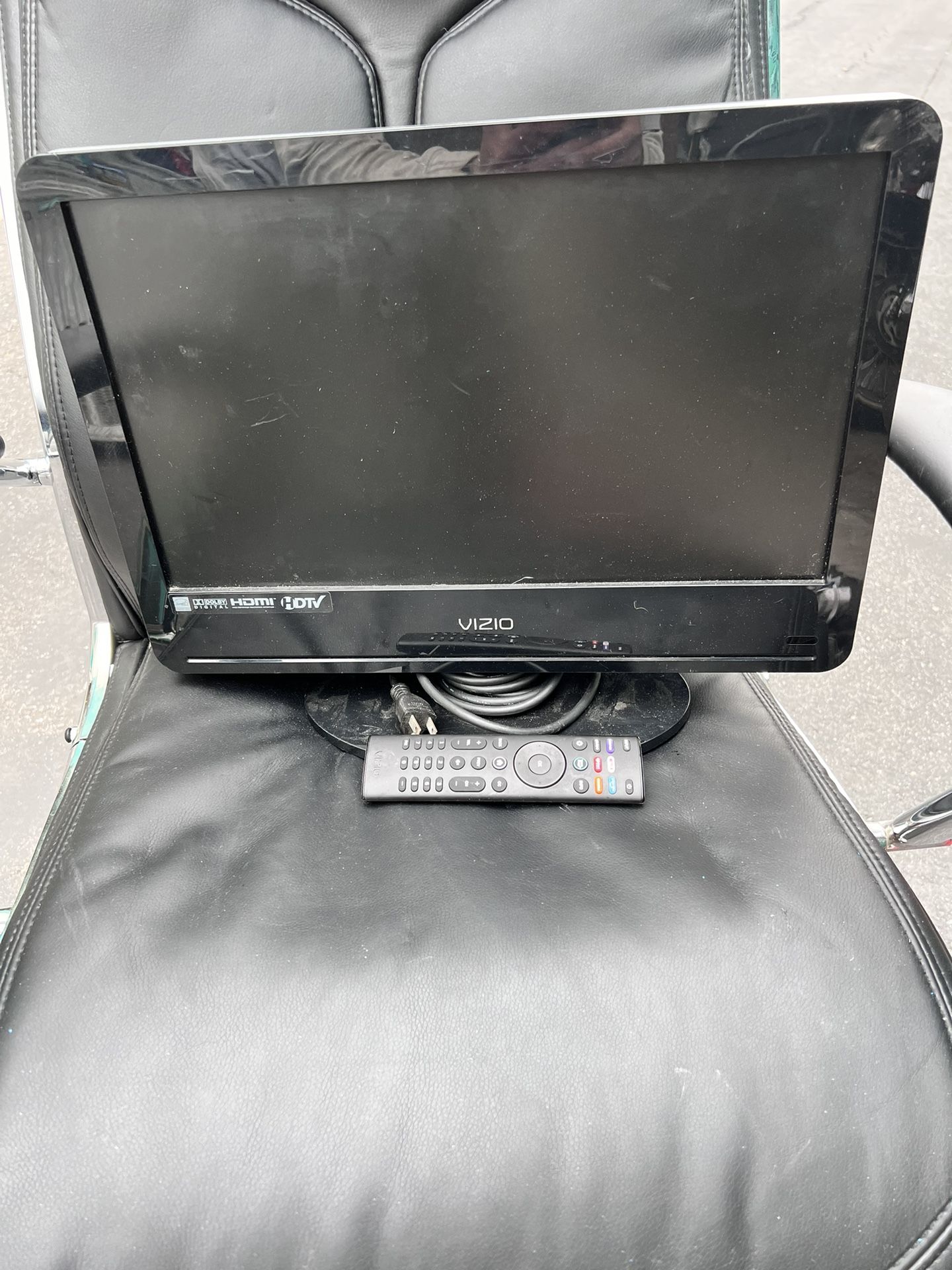 Vizio 19 Inch TV w/remote $35 OBO