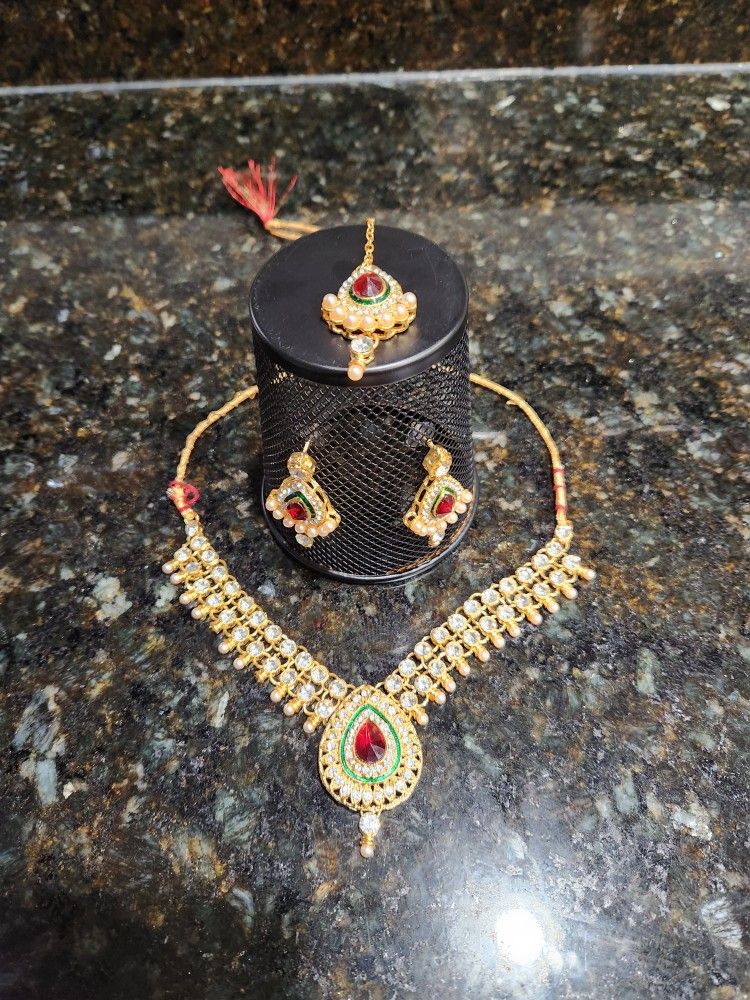 EARRINGS/NECKLACE & MAANG TIKKA