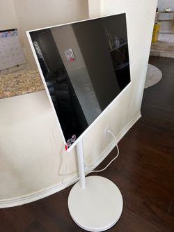 Rolling 32” smart Samsung tv