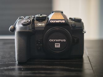 Olympus OM-D E-M1 Mark II Body + 3 Batteries