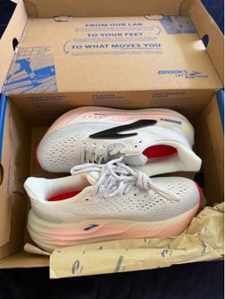 6.5 brooks woman’s running shoe