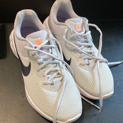 Women’s Nikes size 8