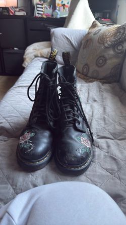 Rose Dr martens
