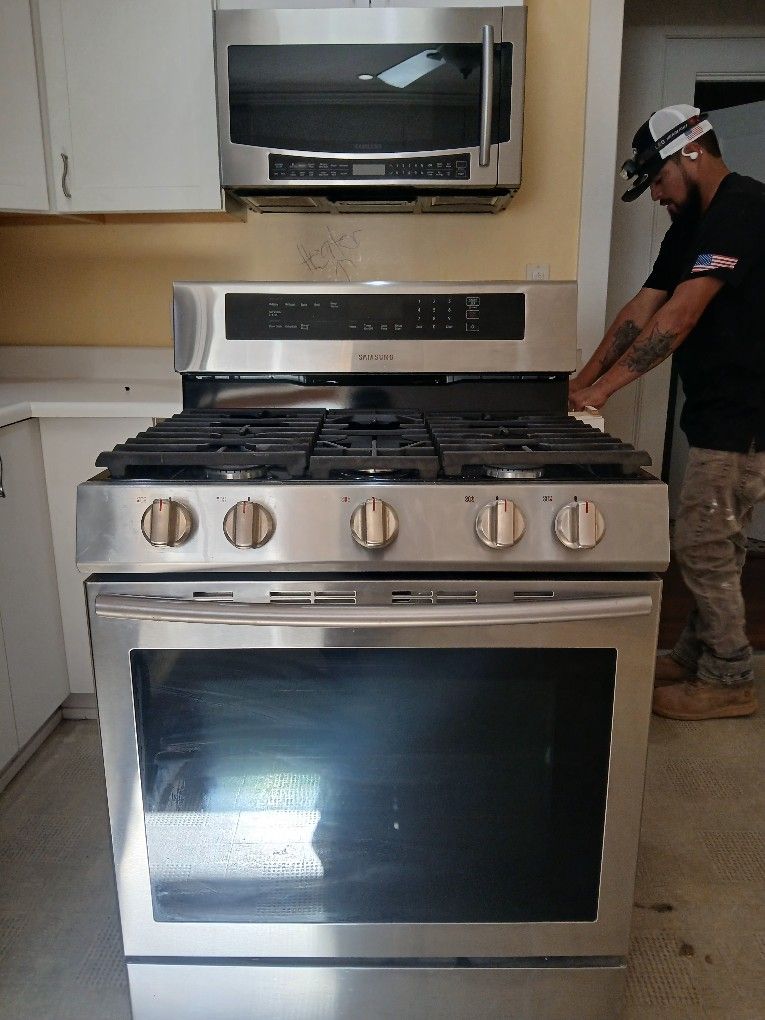 Stove And microwave Samsung.\nNext