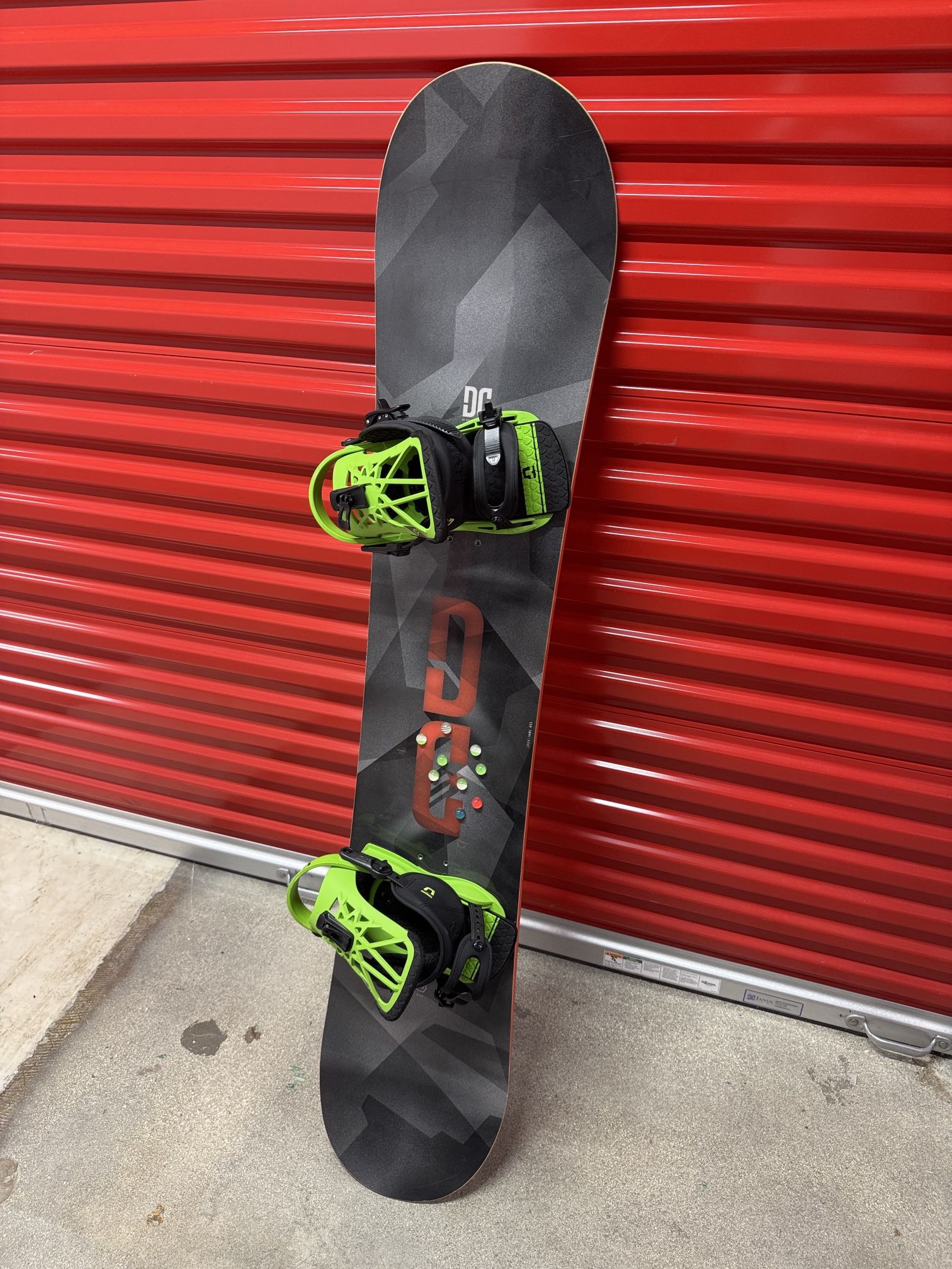 DC Snowboard with travel bag
