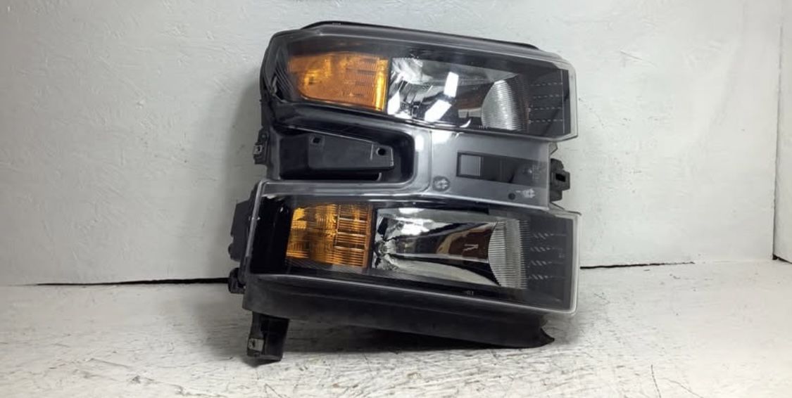 2019 2022 Chevy Silverado 1500 right headlight (1C)