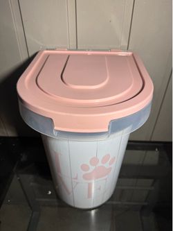 Pet food container