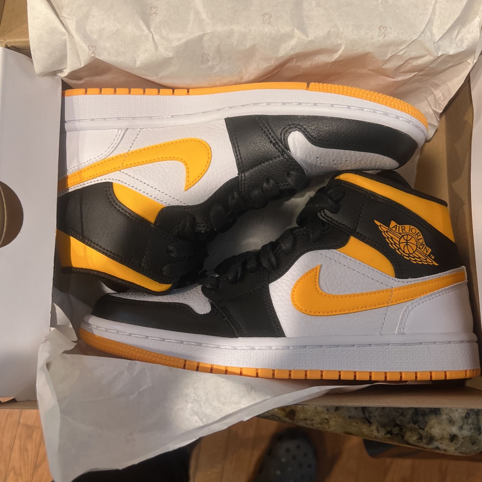 Air Jordan 1 Mids