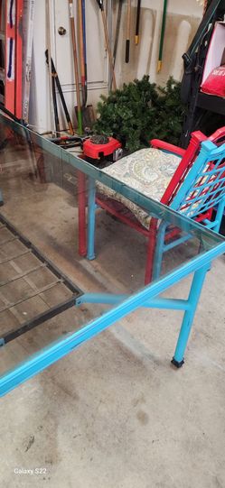 BEAUTIFUL Glass Patio Table 4 chairs