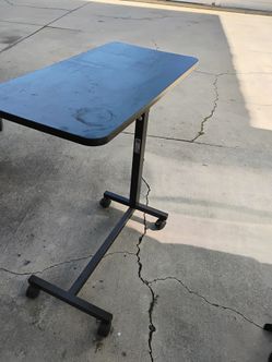 Free adjustable bed side table