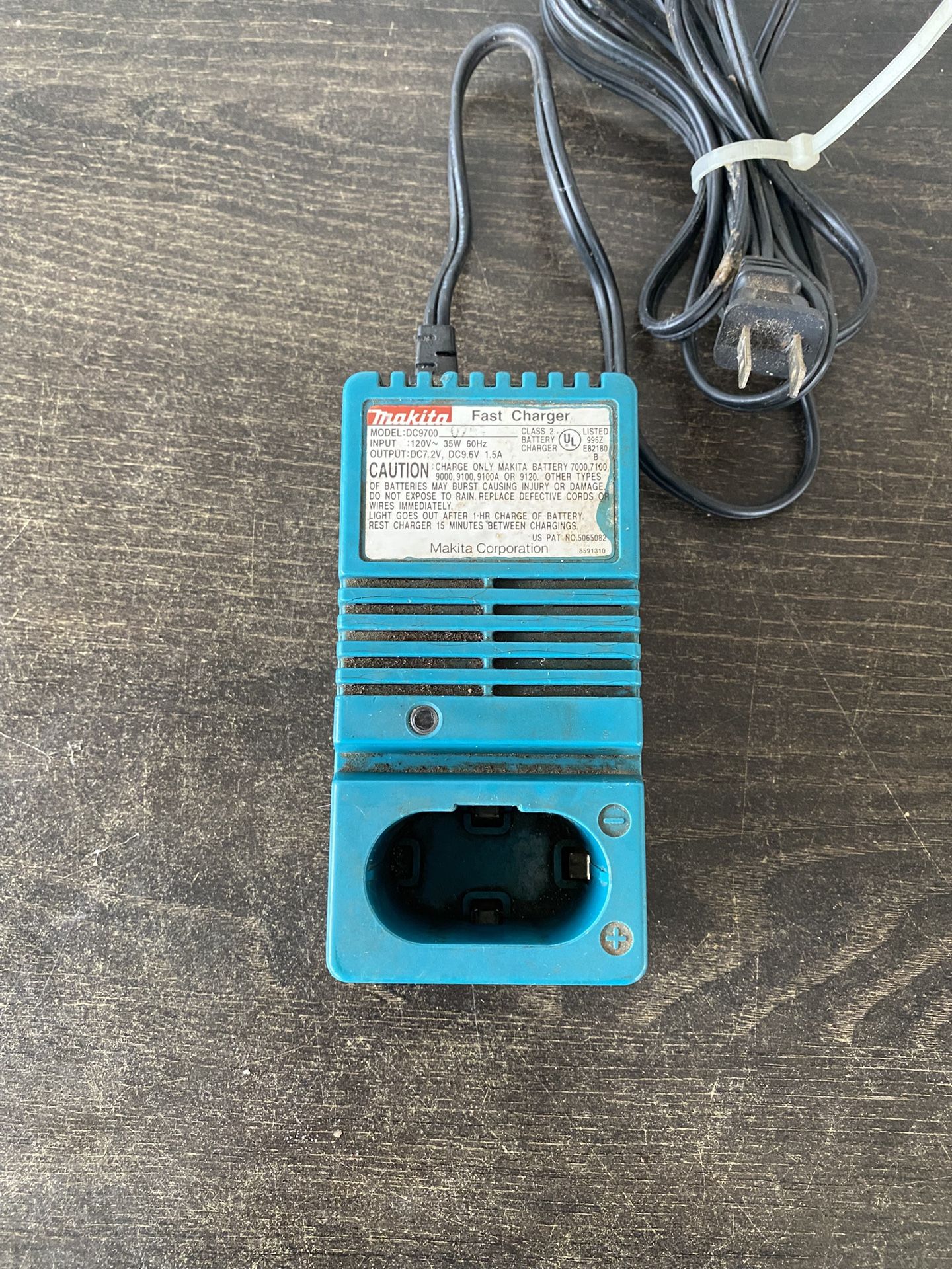 Makita Fast Charger DC9700A Battery Charger DC 7.2V,DC 9.6V 115 V 35W 50-60 HZ