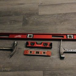 Nivel Milwaukee Y Dos Niveles Pequeños Dos Martillos 