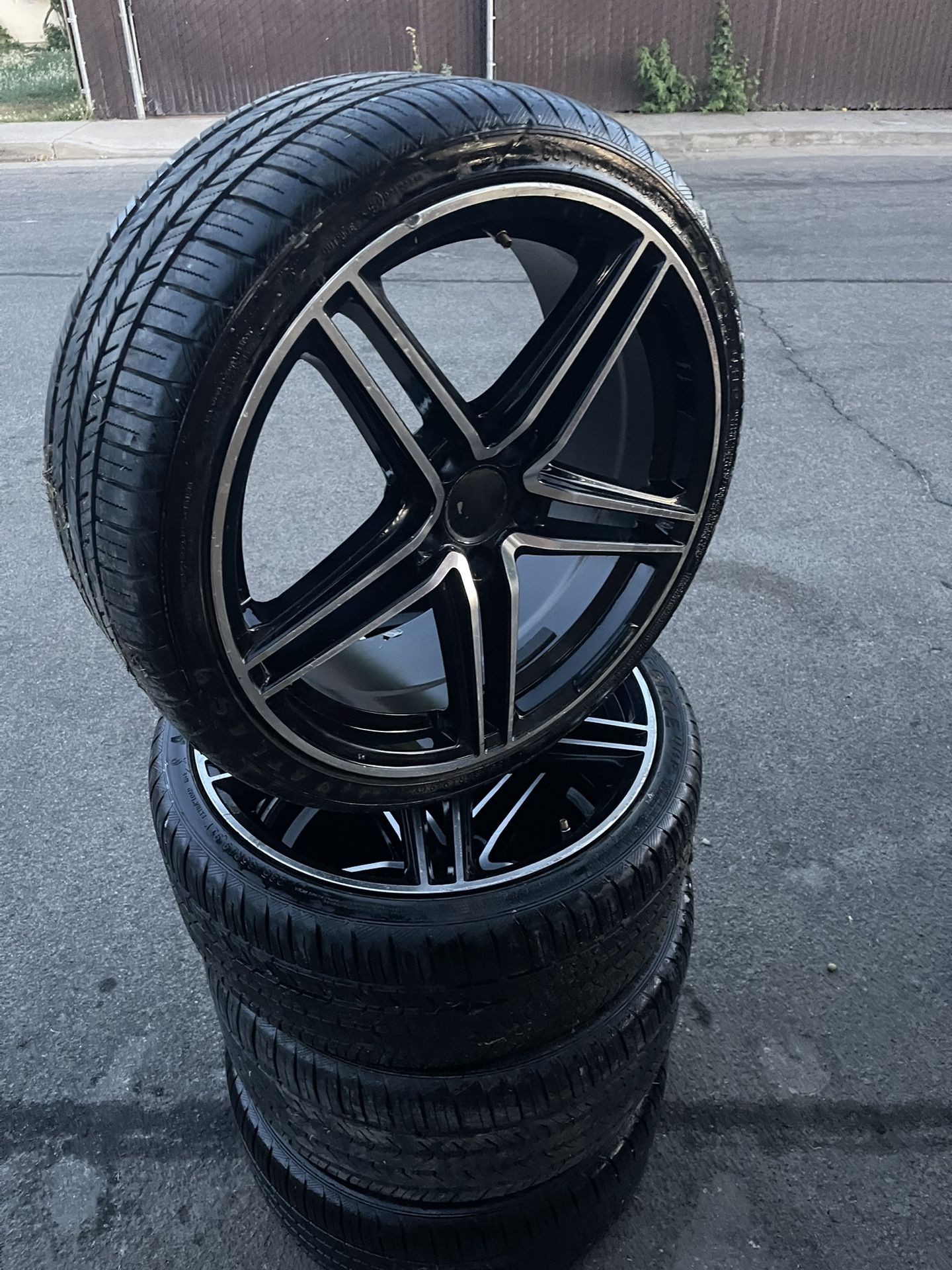 19” Staggered Wheels