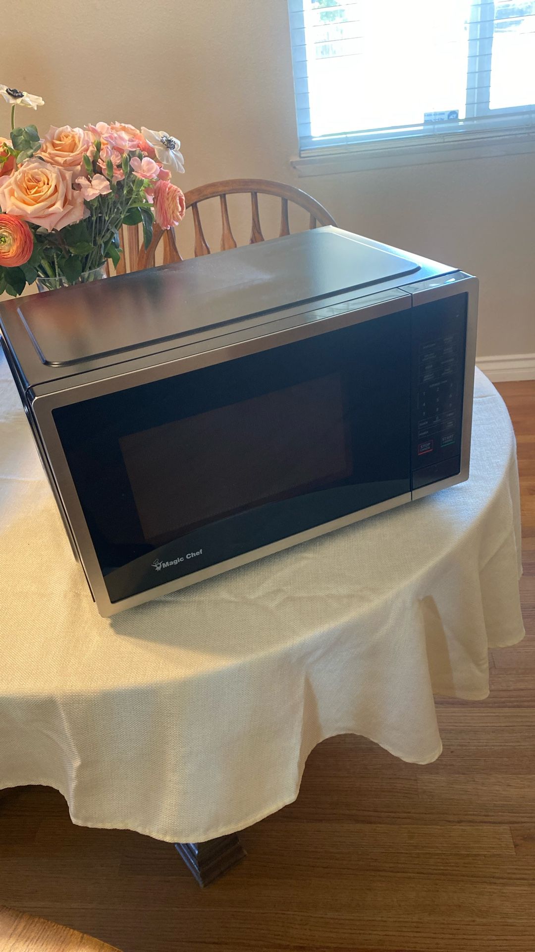 Magic Chef 0.9 cu ft Countertop Microwave Oven