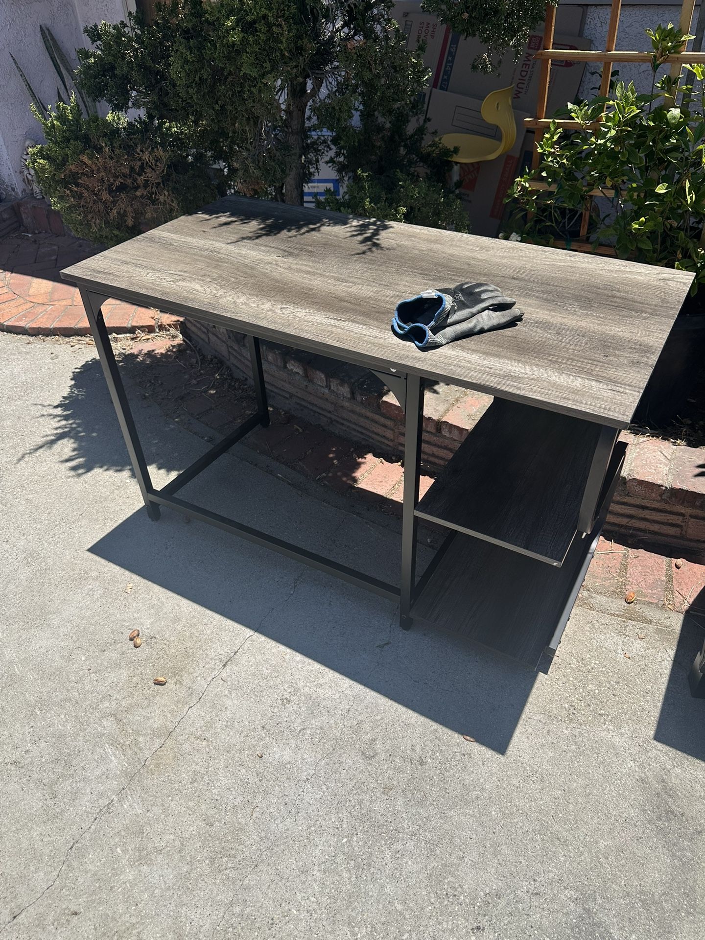 FREE Used Desk Located In SUN VALLEY