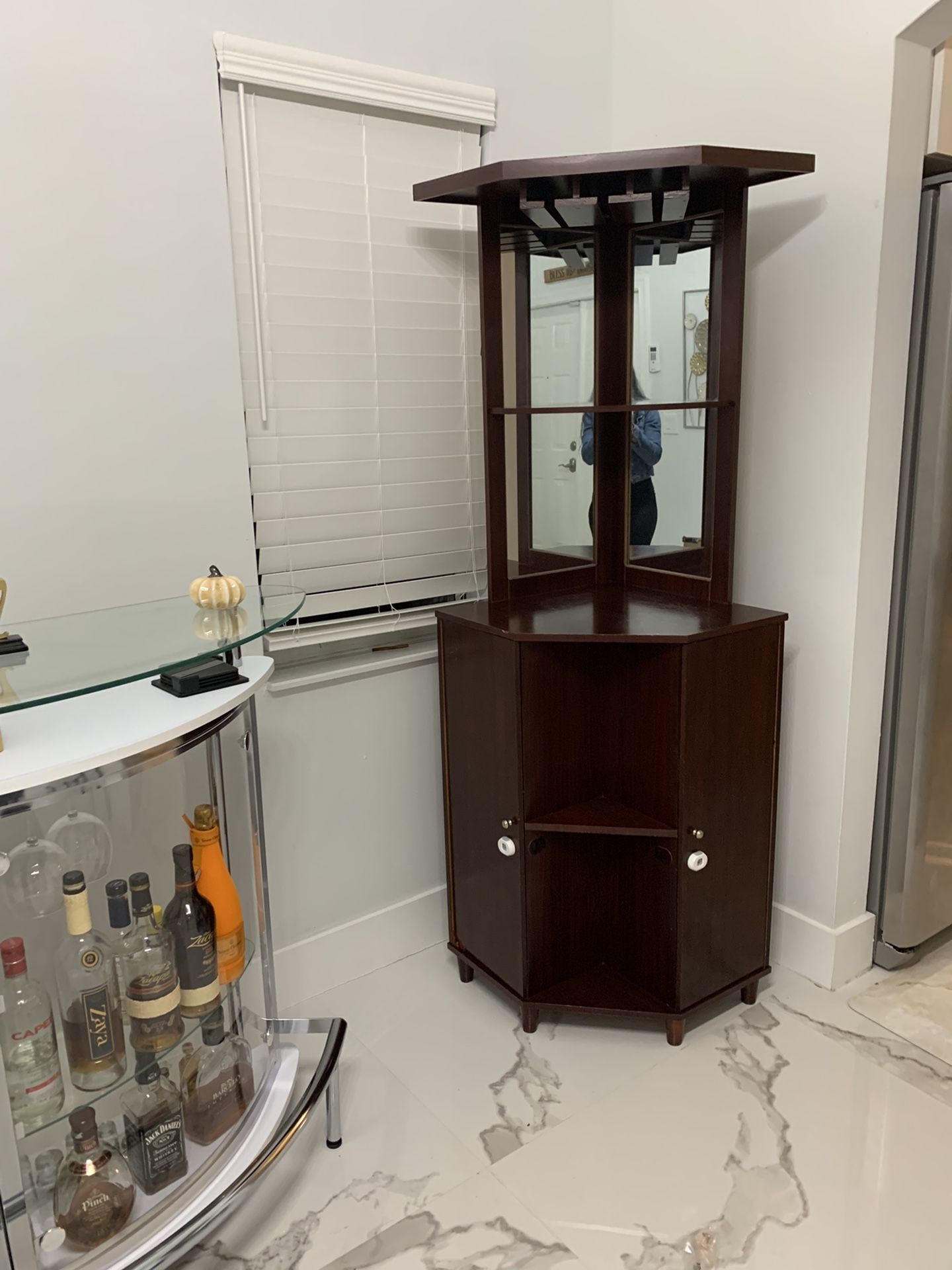Beautiful Elegant Corner Bar  With Compartments And Mirror