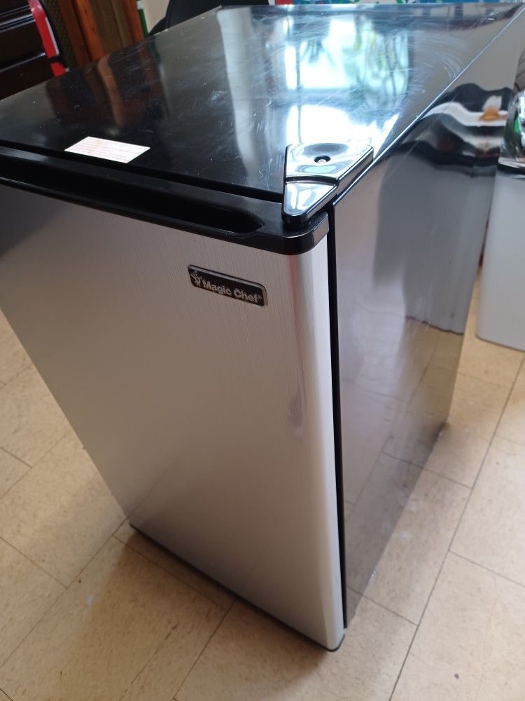 Magic Chef Mini-fridge 