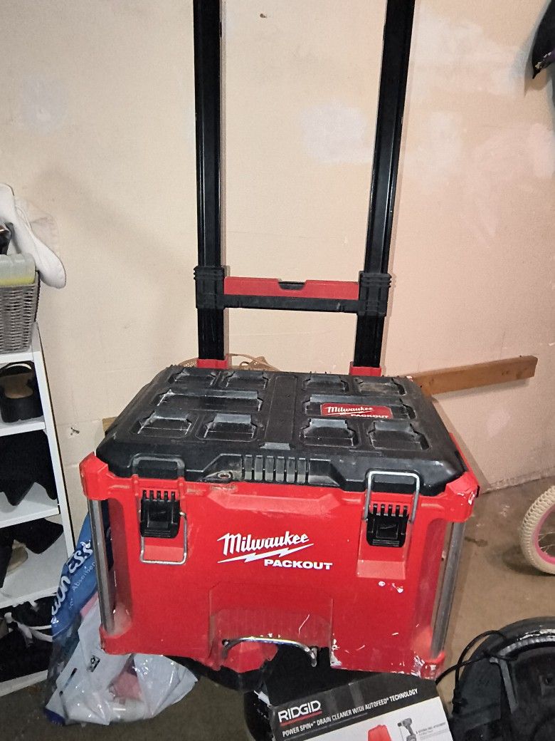 Milwaukee PACKOUT 22 in. Rolling