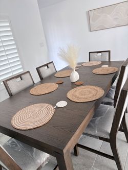Dinning table  like new