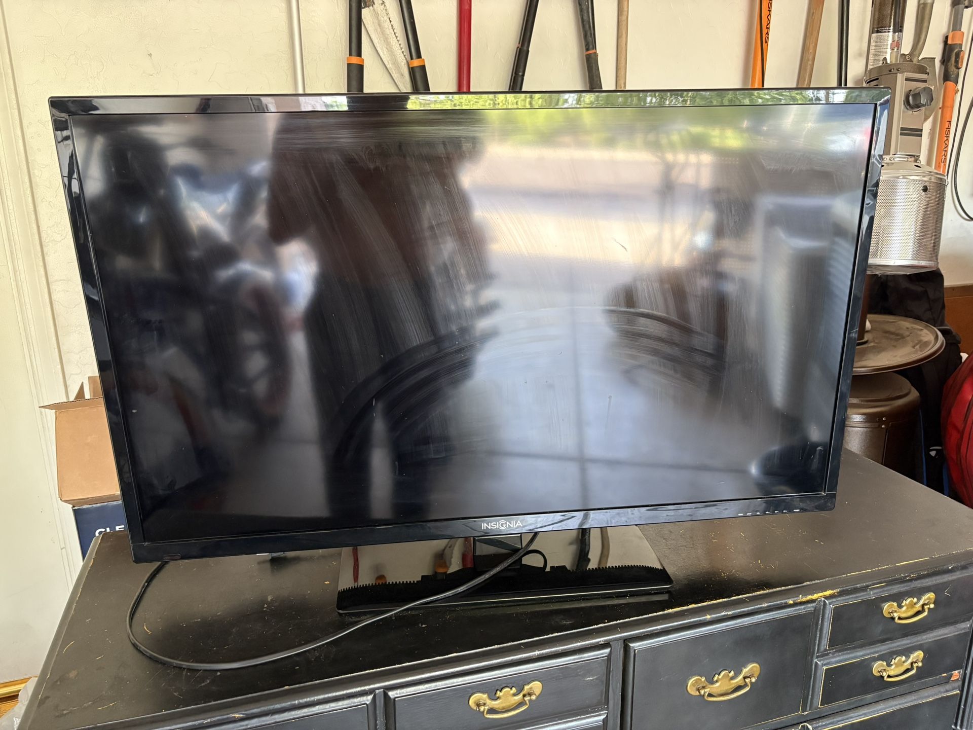 Insignia 35” TV