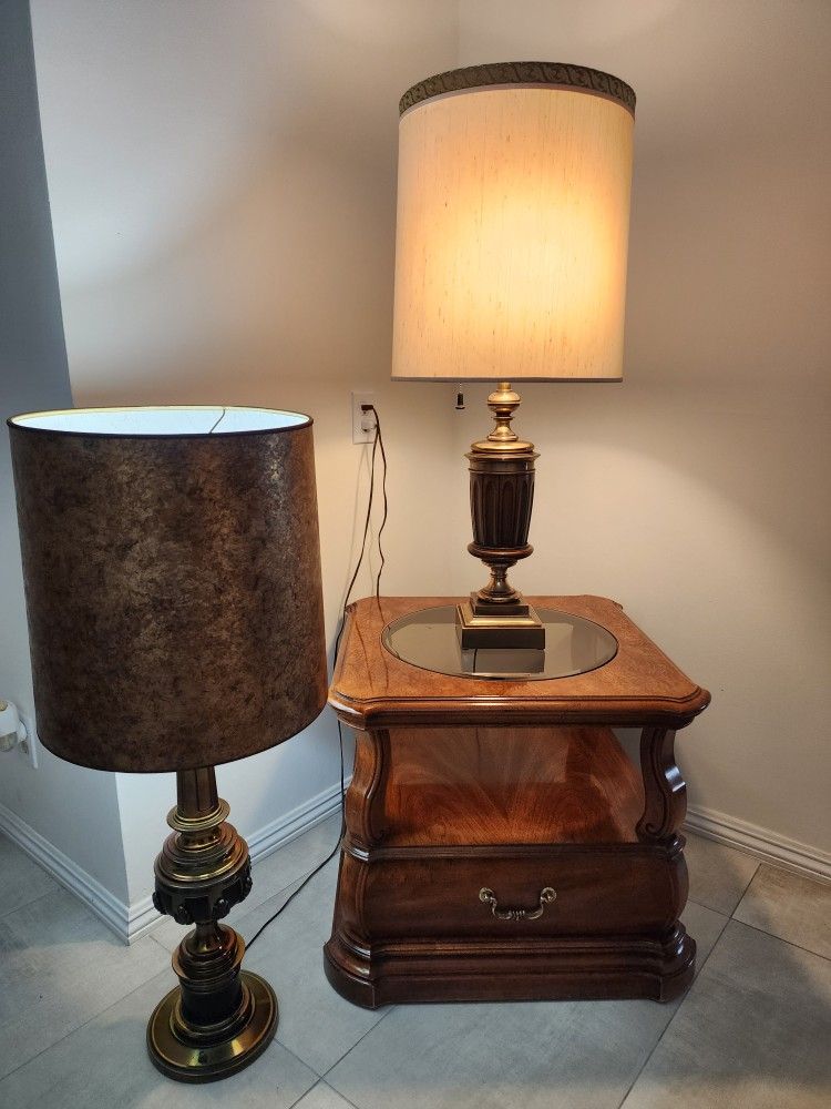 Beautiful Glass Top End Table And Two Beautiful Brass Lamps