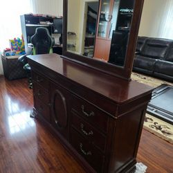 Dresser With Mirrow