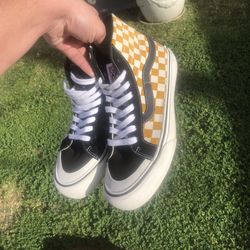 Vans : OFF THE WALL sk8 Hi-Tops, yellow // white // black checkered . Men’s size 7; Women’s size 8.5