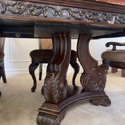 Dining Table , 6 Chairs And 2 Extra Pieces Of Leaves 