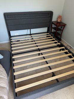 Queen bedframe
