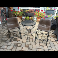 Patio table ans stools