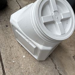 Dog food container