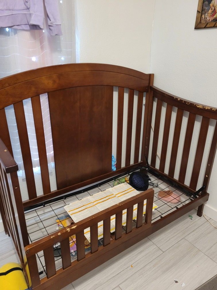 ** COMPLETE TODDLER BED**