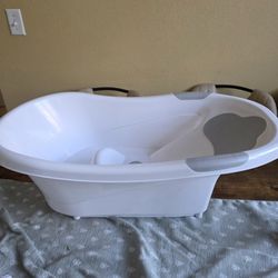 Infant bathtub