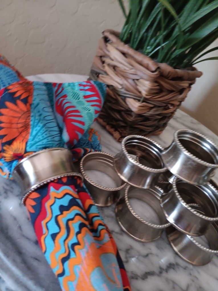Set of 12 Beaded Brushed Nickle Napkin Rings. Beautiful Condition