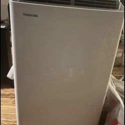 TOSHIBA Portable AC Unit W/ Heater