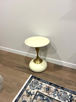Small Waist Table with a Circular Edge