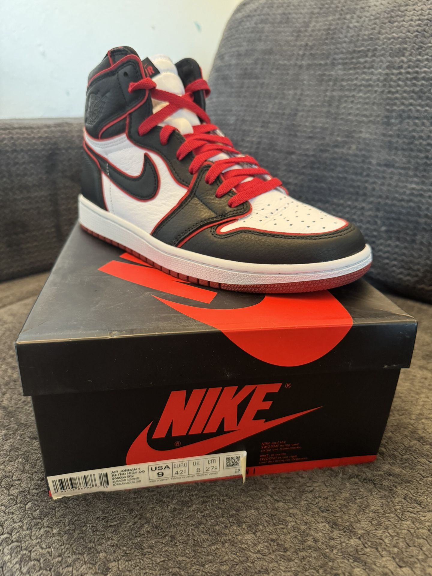 Air Jordan 1 High OG “Bloodline” Size 9.