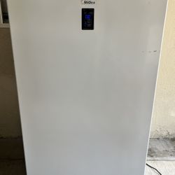 Freezer 17.1 Cu Ft. Brand New Midea 