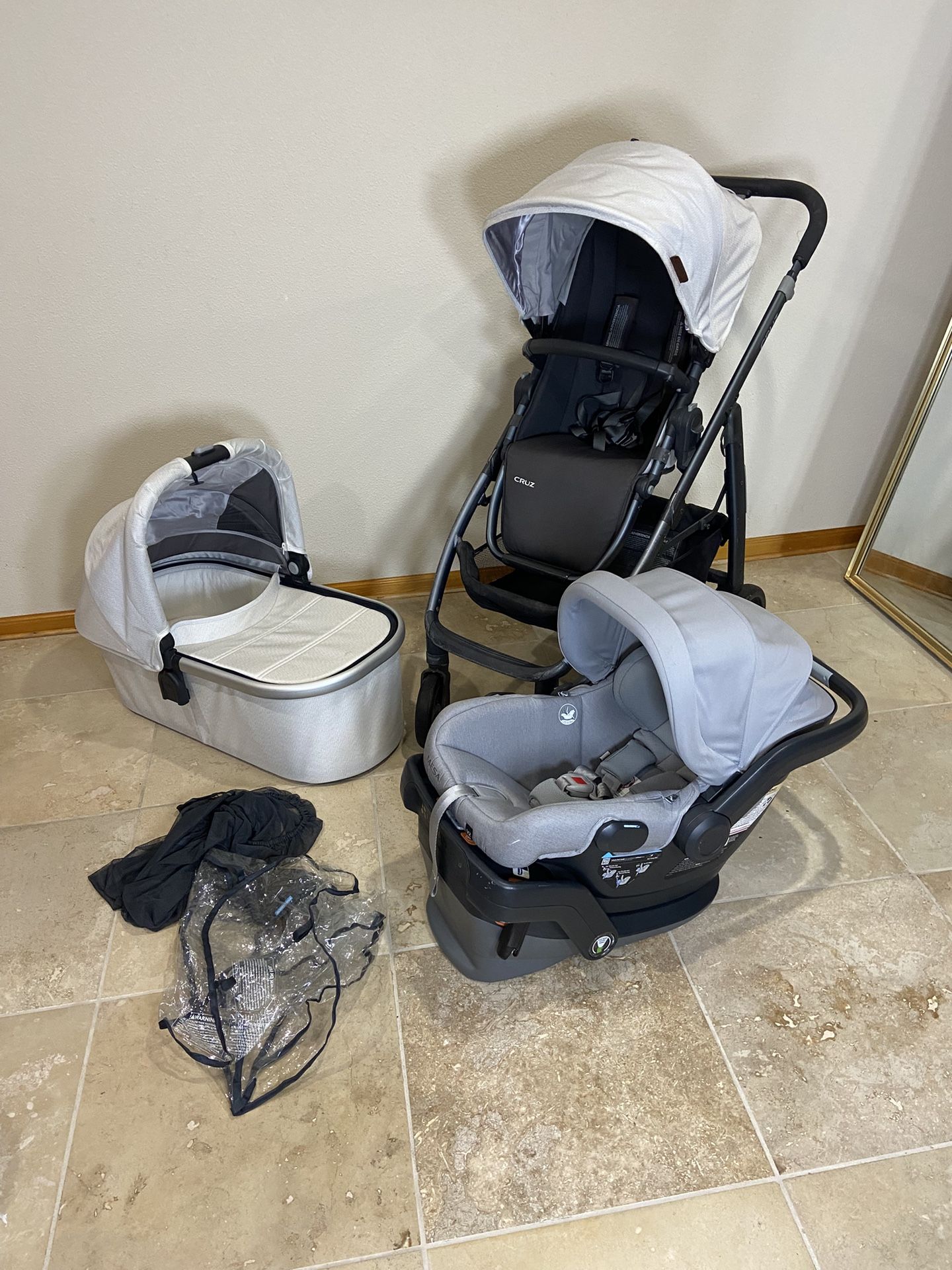 Uppababy Cruz Stroller with Bassinet and Car Seat White 