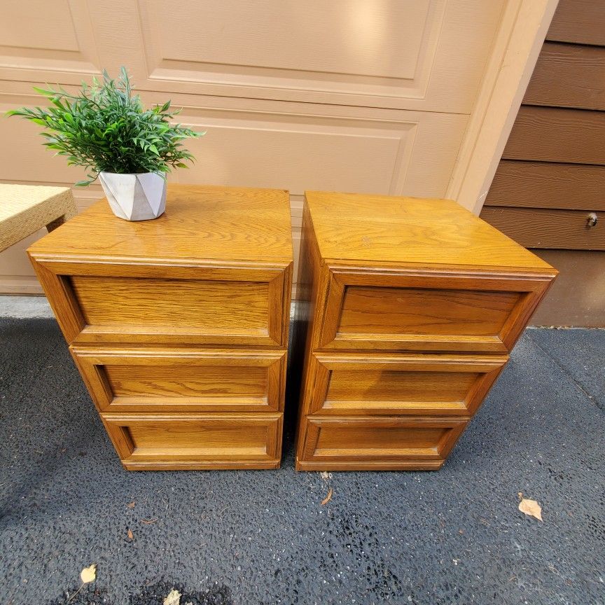 Modulus Morris Furniture Mid Century Modern Solid Wood 2 Meching End Tables/ Nighstands / Side Tables / 3 Drower Dressers Only $95 For Set.